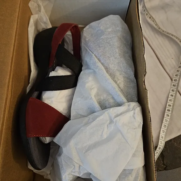Romika Red and Black Strappy Sandals Sz 37 New With Replacement Box