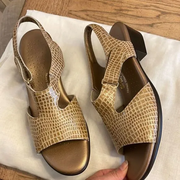 SAS SUNTIMER BEIGE CROC SANDALS.  NEW