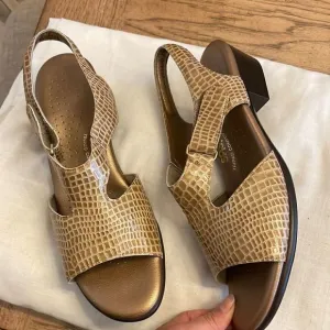 SAS SUNTIMER BEIGE CROC SANDALS.  NEW