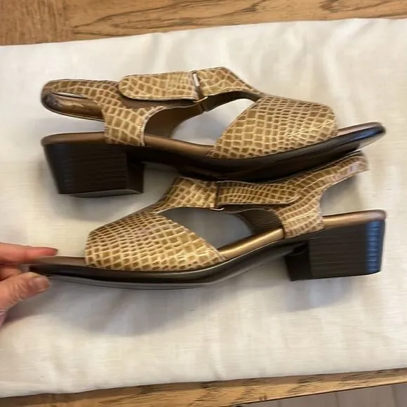 SAS SUNTIMER BEIGE CROC SANDALS.  NEW