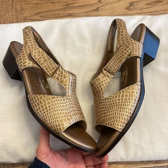SAS SUNTIMER BEIGE CROC SANDALS.  NEW