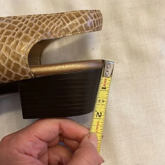 SAS SUNTIMER BEIGE CROC SANDALS.  NEW