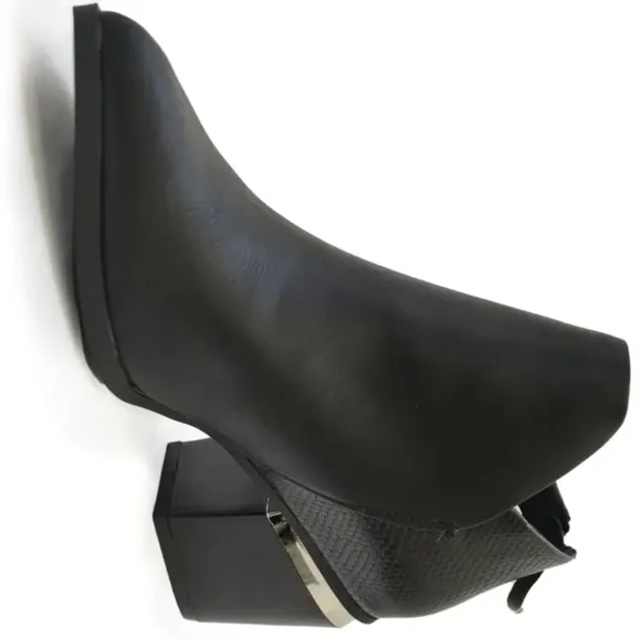 Sleek Western Black Ankle Boots with Metallic Trim Sz 10