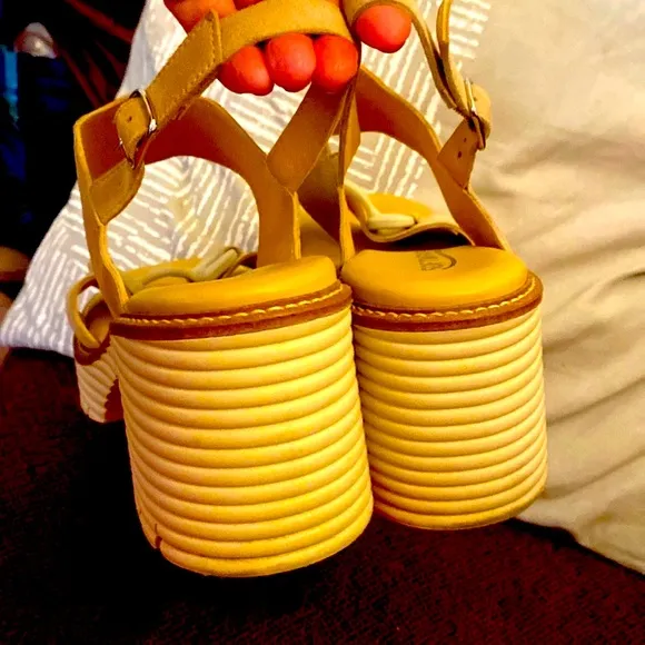🌹SOFTWAVES Tan Chunky Heel Sandals Awesome Details Wide Straps So Comfortable!