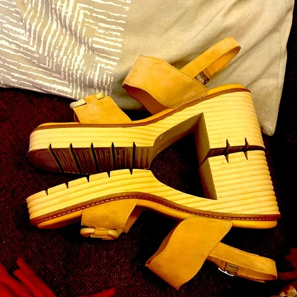 🌹SOFTWAVES Tan Chunky Heel Sandals Awesome Details Wide Straps So Comfortable!