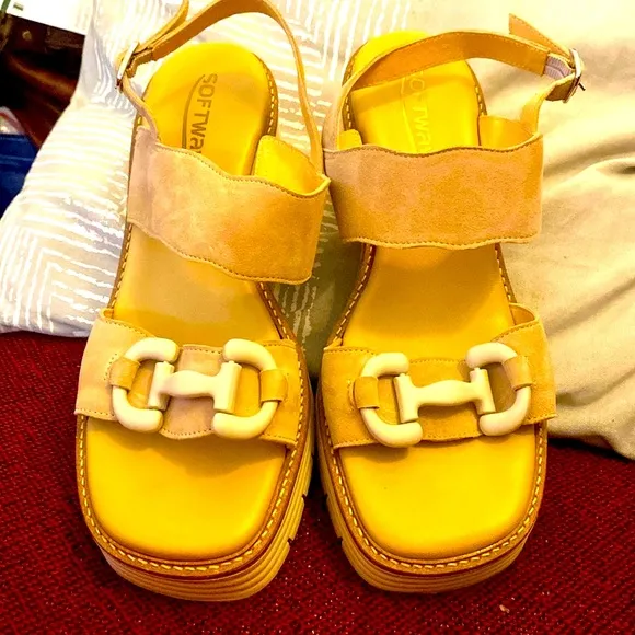 🌹SOFTWAVES Tan Chunky Heel Sandals Awesome Details Wide Straps So Comfortable!