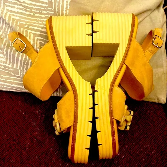🌹SOFTWAVES Tan Chunky Heel Sandals Awesome Details Wide Straps So Comfortable!