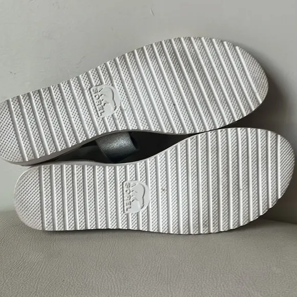 Sorel Ella Women’s Silver Leather Strappy Flat Sandals Size 10.5