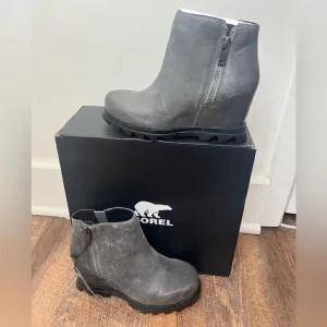 Sorel Quarry/Black Woman’s Joan of Arctic Leather Waterproof Wedge III Zip Boots