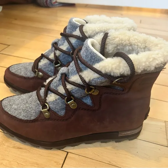 Sorel Sneakchic Alpine Holiday Boots 6.5 Women Shearling And Leather