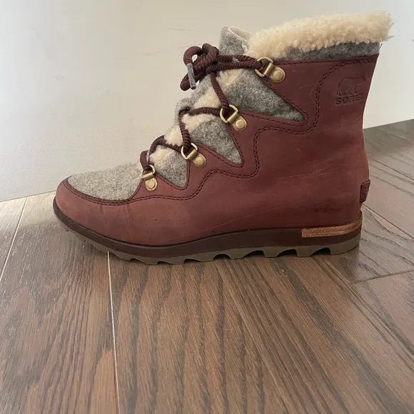 SOREL Sneakchic Alpine Leather Boots Interior Waterproof Snow 8.5