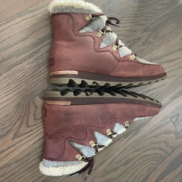 SOREL Sneakchic Alpine Leather Boots Interior Waterproof Snow 8.5