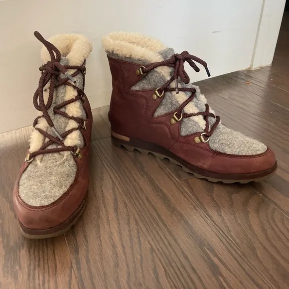 SOREL Sneakchic Alpine Leather Boots Interior Waterproof Snow 8.5