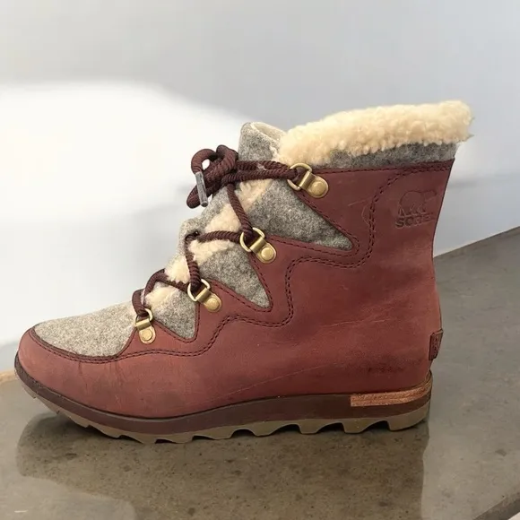 SOREL Sneakchic Alpine Leather Boots Interior Waterproof Snow 8.5