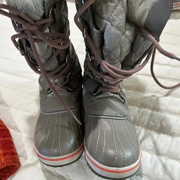 Sorel Women’s waterproof boots size 9.5 like new