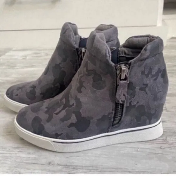 Stylish Gray Camouflage Women's Wedge Sneakers