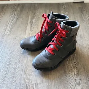 Stylish Sorel Ladies Gray Boots, Size 8, Warm, Great Condition