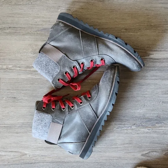 Stylish Sorel Ladies Gray Boots, Size 8, Warm, Great Condition