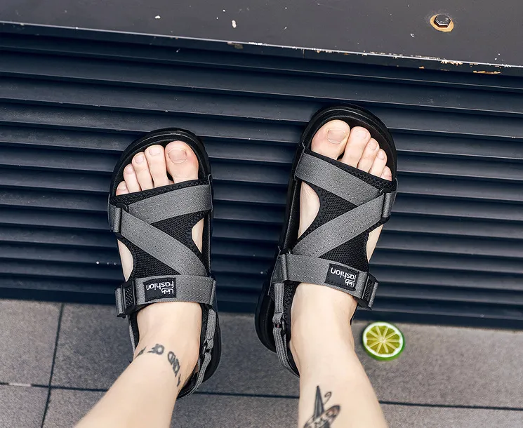 Summer new men's beach sandals Korean version of the wild buckle men's shoes