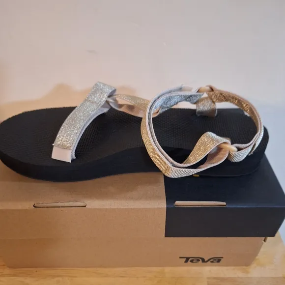 Teva W Midform Universal 1090969/MTC sandals in metallic gold. NWT in box