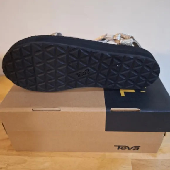 Teva W Midform Universal 1090969/MTC sandals in metallic gold. NWT in box