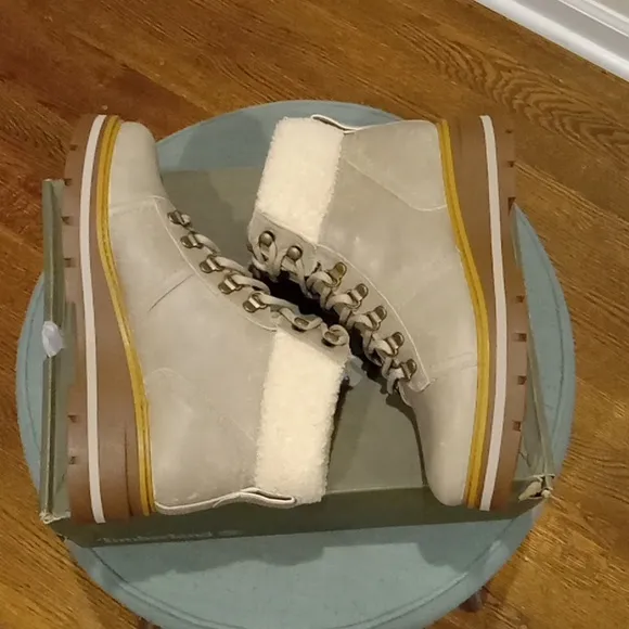 Timberland women's boots-NEW