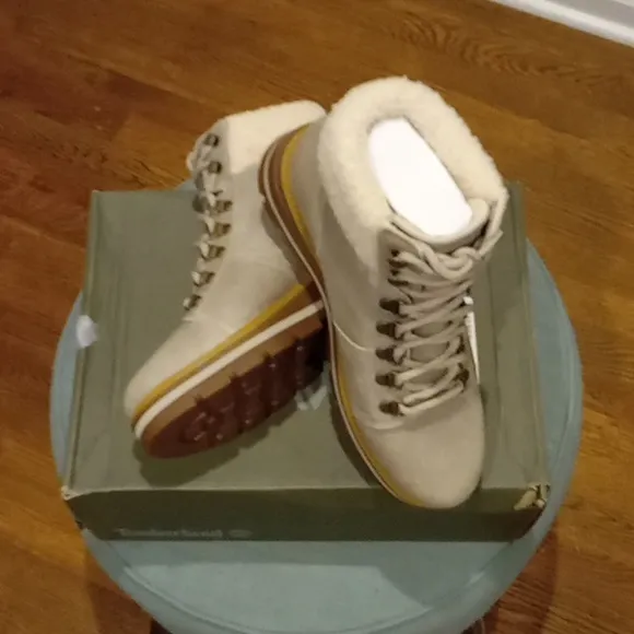 Timberland women's boots-NEW