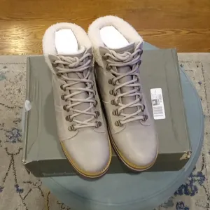 Timberland women's boots-NEW