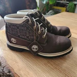 Timberland Women's Nellie Waterproof Chukka Boots in Dark Brown Logo Sz 9