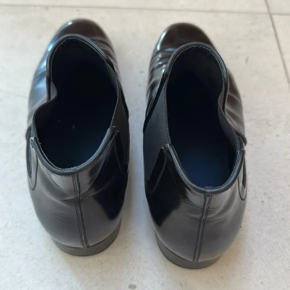 Tod's Black Chelsea Boots Sleek Leather Design