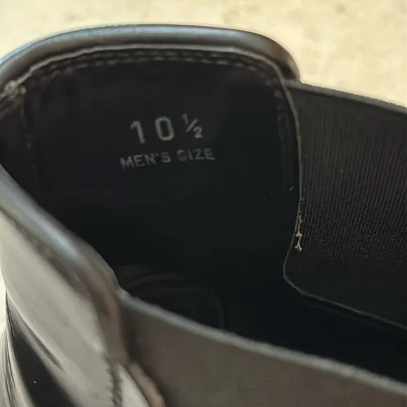 Tod's Black Chelsea Boots Sleek Leather Design