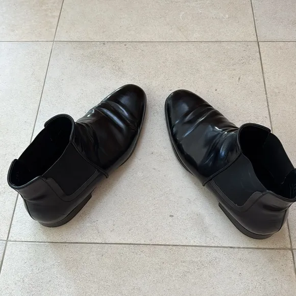 Tod's Black Chelsea Boots Sleek Leather Design