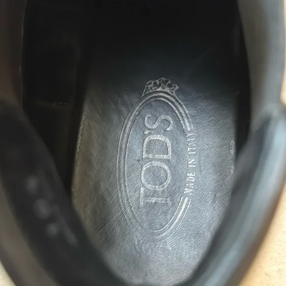 Tod's Black Chelsea Boots Sleek Leather Design