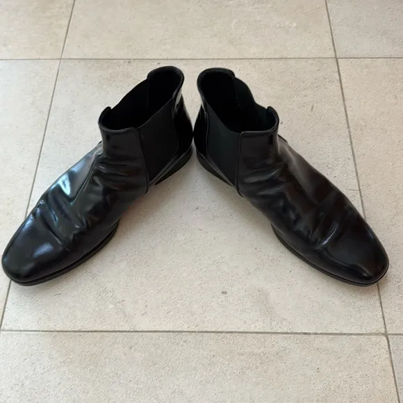 Tod's Black Chelsea Boots Sleek Leather Design