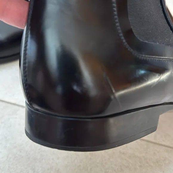 Tod's Black Chelsea Boots Sleek Leather Design
