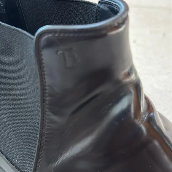 Tod's Black Chelsea Boots Sleek Leather Design