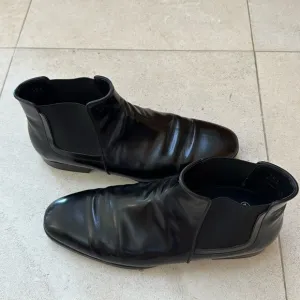 Tod's Black Chelsea Boots Sleek Leather Design
