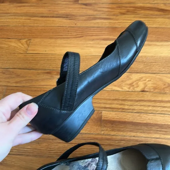Täōs Leather Mary Jane Buckle Loafers
