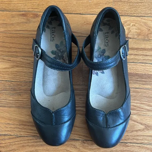 Täōs Leather Mary Jane Buckle Loafers