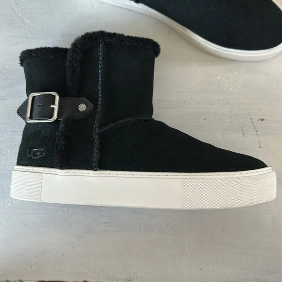 UGG Aika Black Soft Suede Leather Booties 8.5 UGGpure Wool Lining Winter Boots
