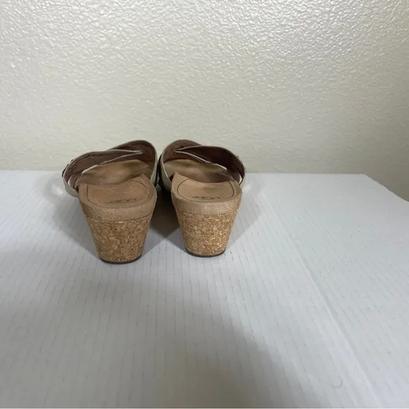 UGG Australia Sz 9 Sandal Antique White Lyra Crisscross Wedge