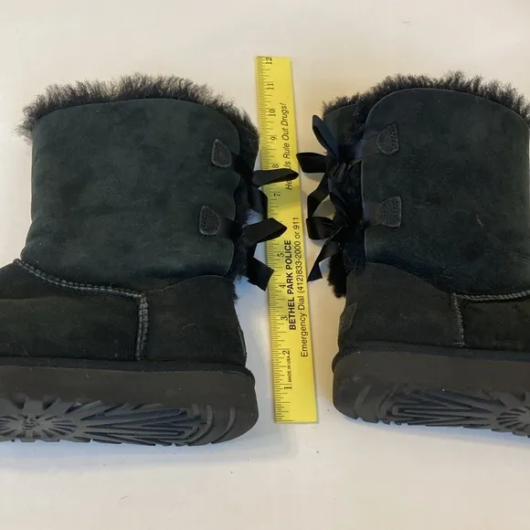UGG Bailey Bow Boot 7 womens