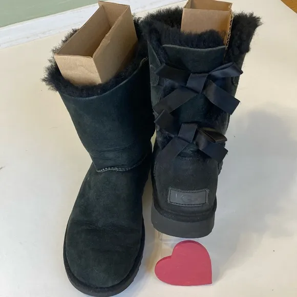 UGG Bailey Bow Boot 7 womens