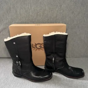 UGG Bellevue Women's Black Leather 9 Sheepskin Lined Boots MSRP $249 Box Riding