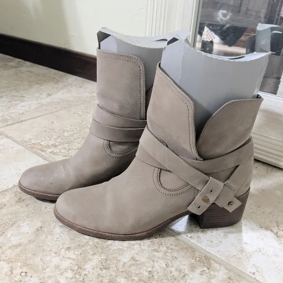 UGG Elora Suede Ankle Booties Sand Fashion Boots Leather sole block heel bootie