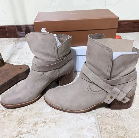 UGG Elora Suede Ankle Booties Sand Fashion Boots Leather sole block heel bootie