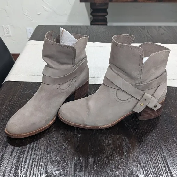 UGG Elora Suede Ankle Booties Sand Fashion Boots Leather sole block heel bootie