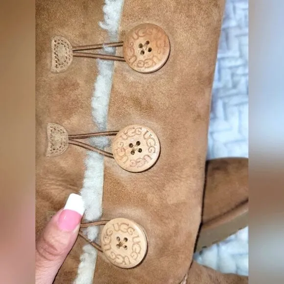 UGG Bailey Button Triplet II' Boot, sz 6, tan.