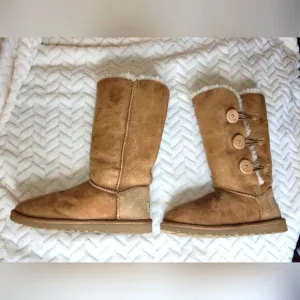 UGG Bailey Button Triplet II' Boot, sz 6, tan.