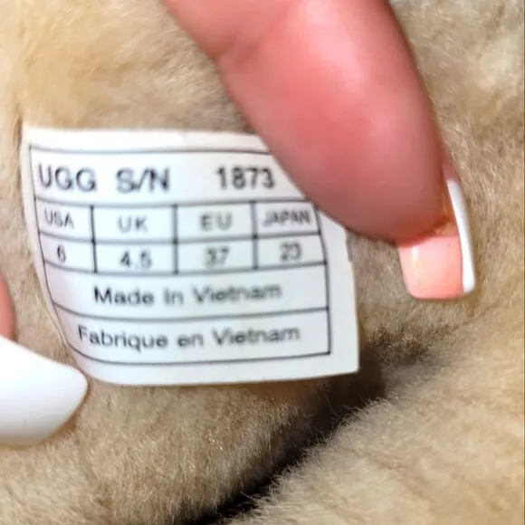 UGG Bailey Button Triplet II' Boot, sz 6, tan.